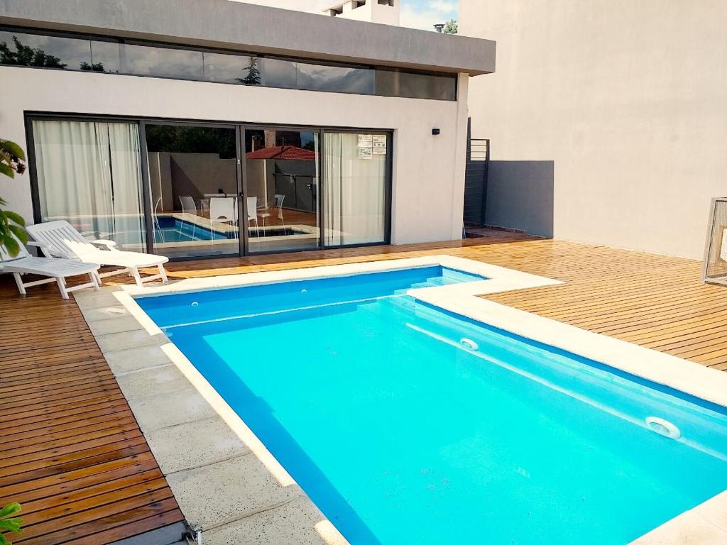 una piscina frente a una casa en La Delfina en Villa Carlos Paz