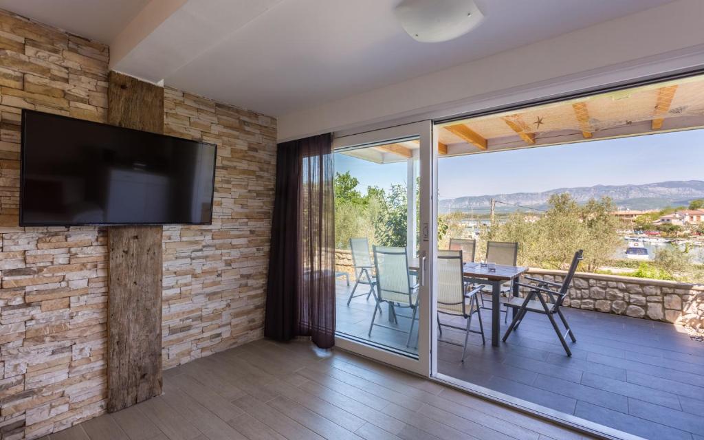 Μια τηλεόραση ή/και κέντρο ψυχαγωγίας στο Apartment Trava just a few steps from the seaside