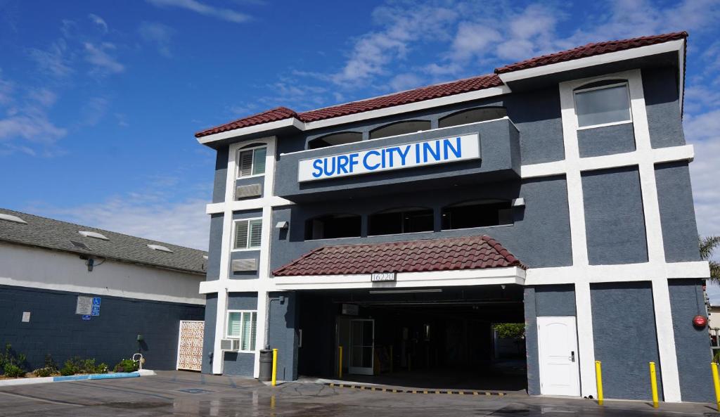 亨廷顿海滩冲浪城酒店的一座建筑,上面标有阅读明星城市旅馆