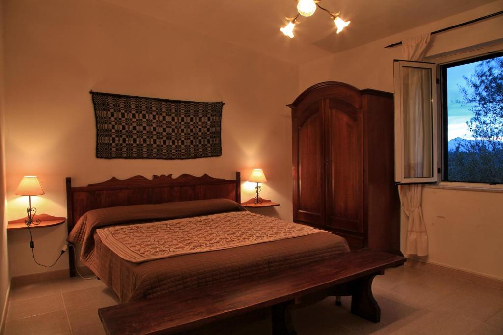 A bed or beds in a room at S'Ulumu
