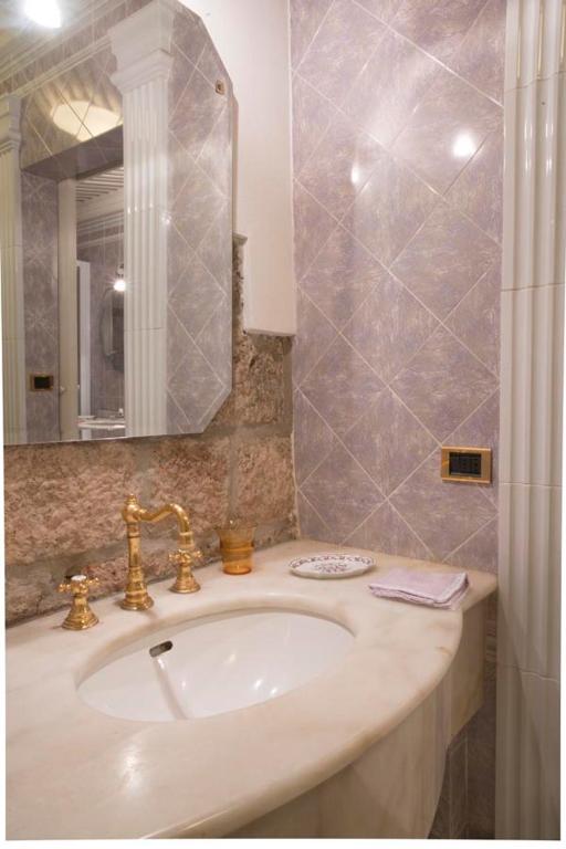 Kúpeľňa v ubytovaní Luxory suite su Lungarno