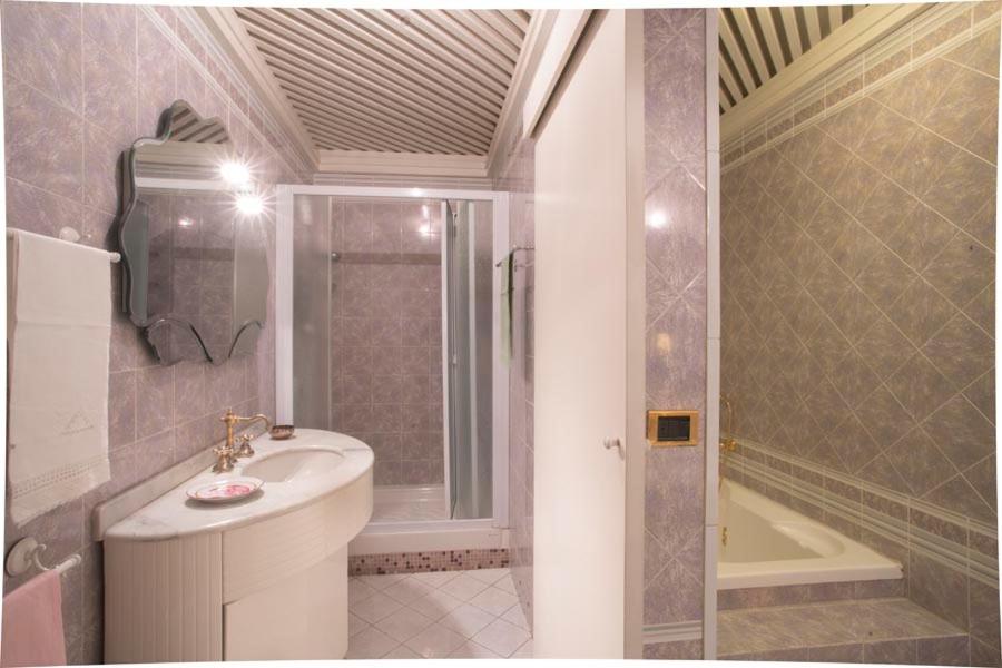 Kúpeľňa v ubytovaní Luxory suite su Lungarno