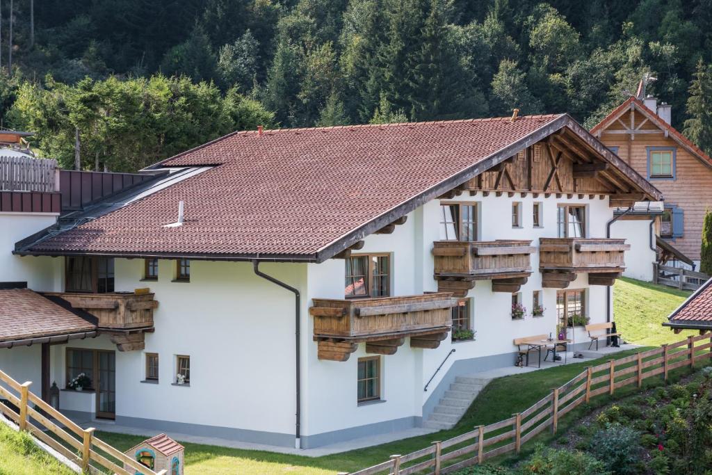 ein Haus mit Holzbalkonen an der Seite in der Unterkunft Ninas Residenzerl in Kolsassberg