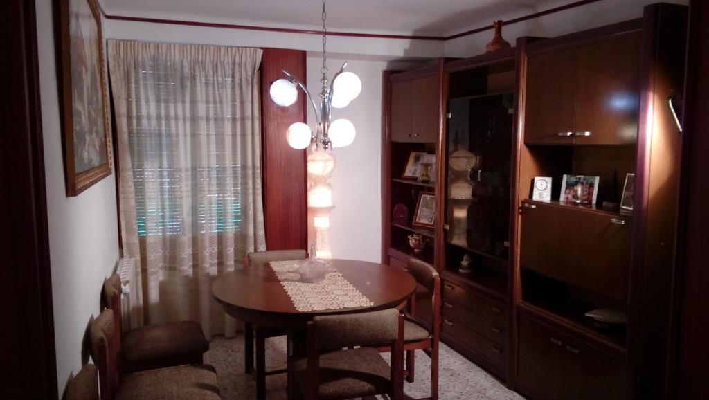 ein Esszimmer mit einem Tisch und einem TV in der Unterkunft Casa Ca l'Esperanso in Sarreal