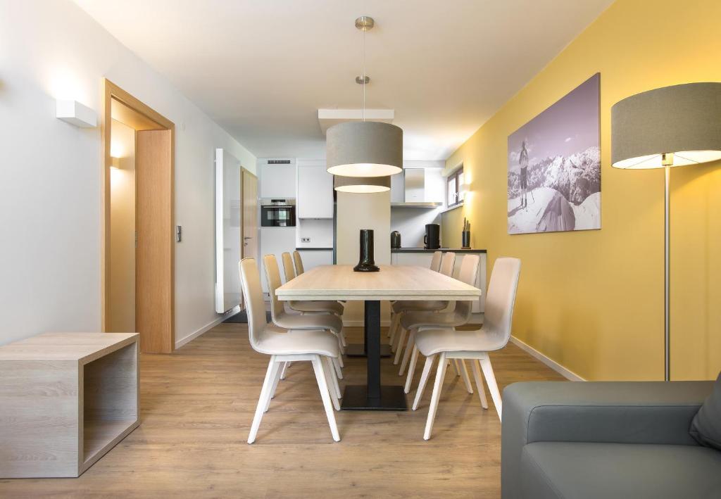 a dining room and kitchen with a table and chairs at Schima Drosa Apartments - Studios - by Pferd auf Wolke in Gaschurn