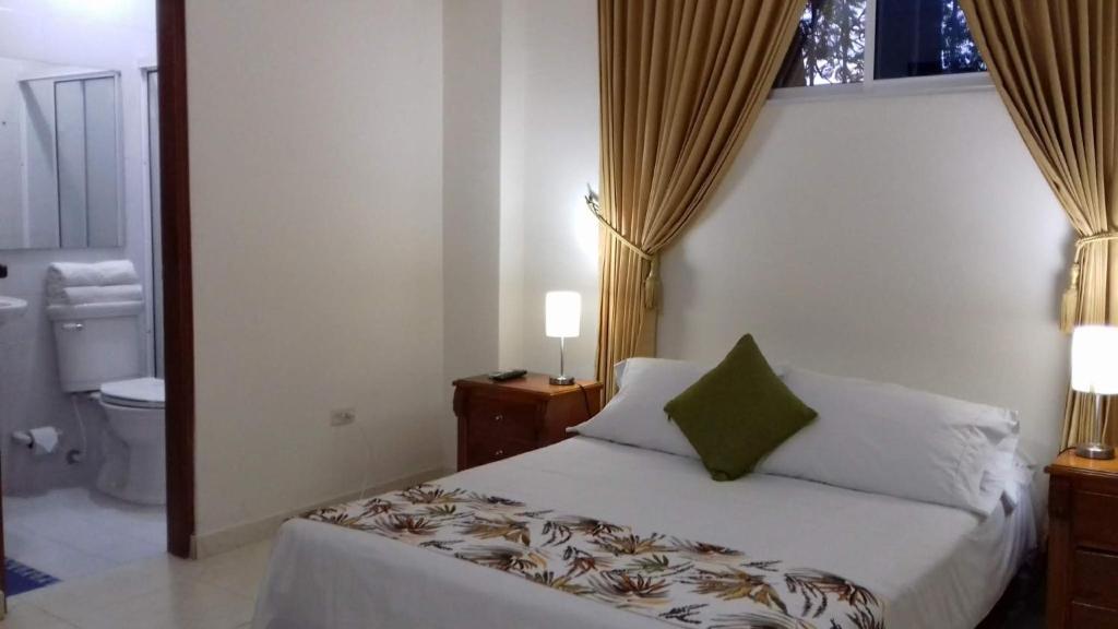 Postel nebo postele na pokoji v ubytování Hotel San Miguel Imperial
