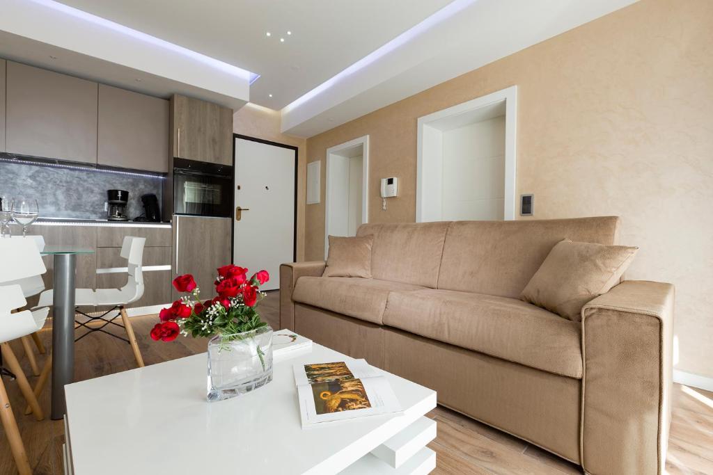 The Queen Luxury Apartments - Villa Carlotta - バルコニー付きのアパート