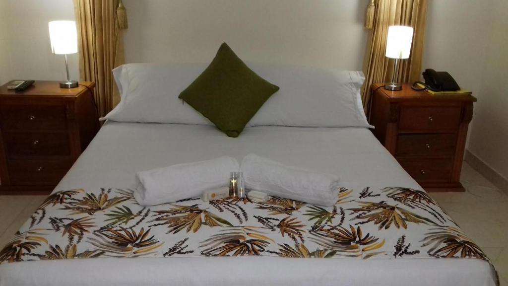 Postel nebo postele na pokoji v ubytování Hotel San Miguel Imperial