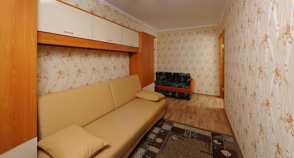 オムスクにあるOmskSutki Apartments in city centreのリビングルーム(ソファ付)