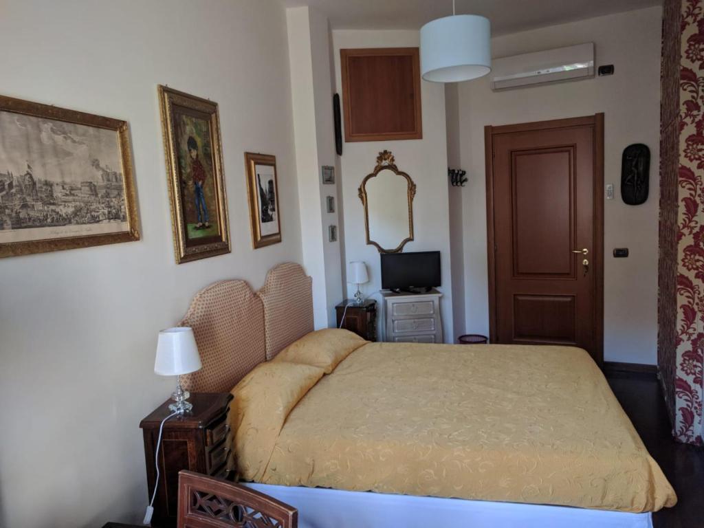 Łóżko lub łóżka w pokoju w obiekcie Napoli Porta Di Mare
