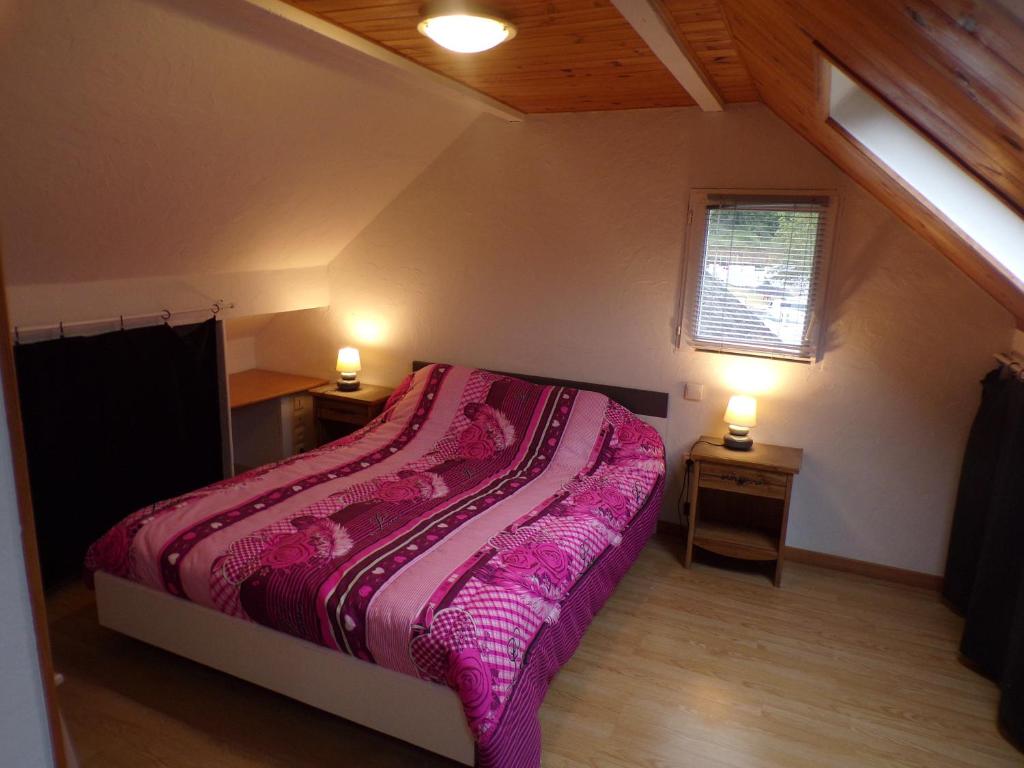 1 dormitorio con 1 cama con manta morada en Gîtes de la vallée des gaves, en Préchac