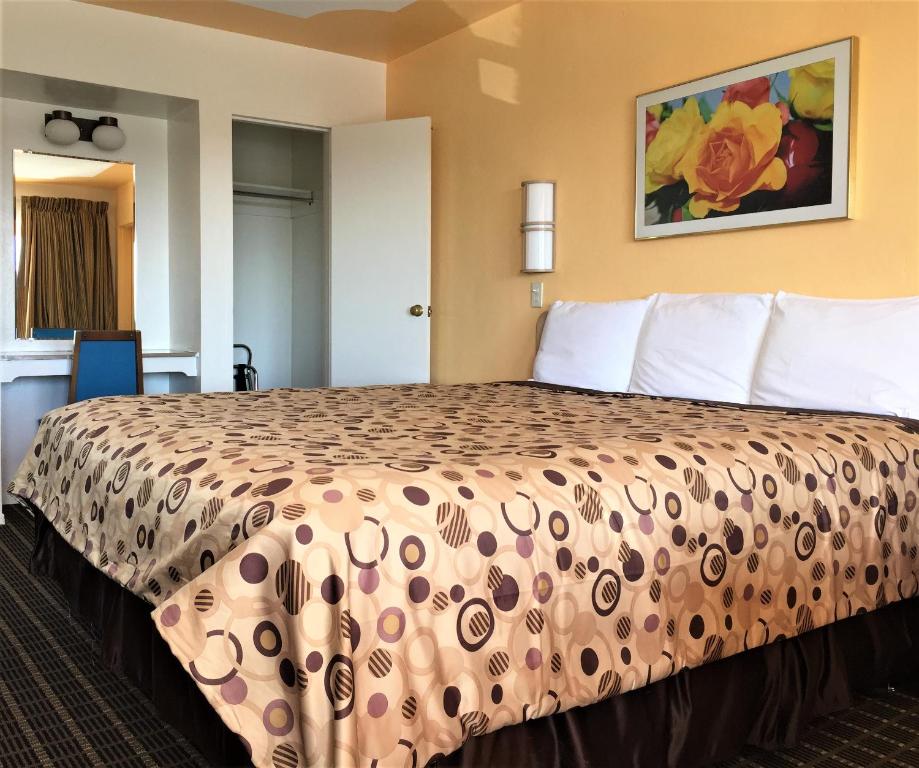 Postel nebo postele na pokoji v ubytování Ramblin Rose Motel