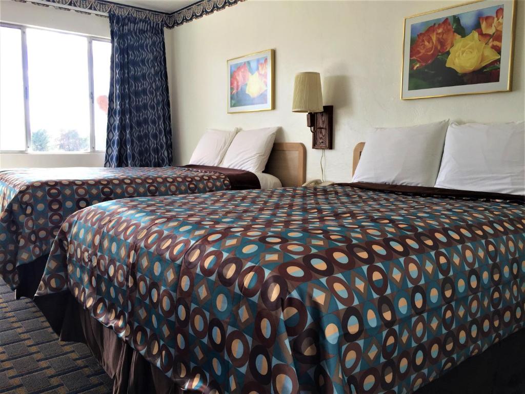 Postel nebo postele na pokoji v ubytování Ramblin Rose Motel