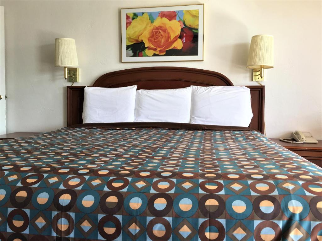 Postel nebo postele na pokoji v ubytování Ramblin Rose Motel