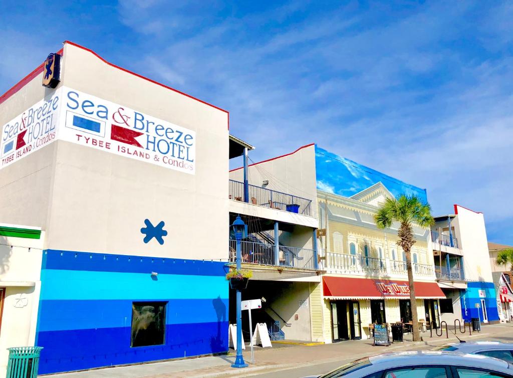 un bâtiment avec un panneau indiquant la brise marine dans l'établissement Sea and Breeze Hotel and Condo, à Tybee Island