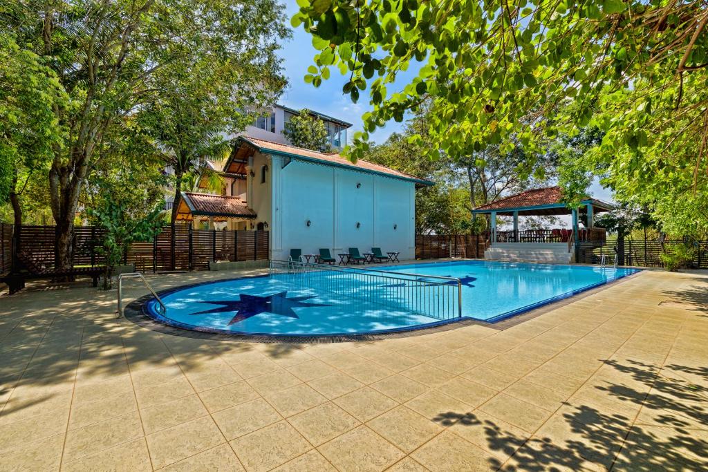 Bazén v ubytování Hotel Sobana Lake front nebo v jeho okolí