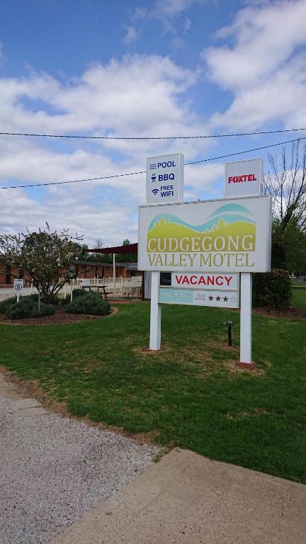 znak dla agencji Valley motel w polu w obiekcie Cudgegong Valley Motel w mieście Mudgee