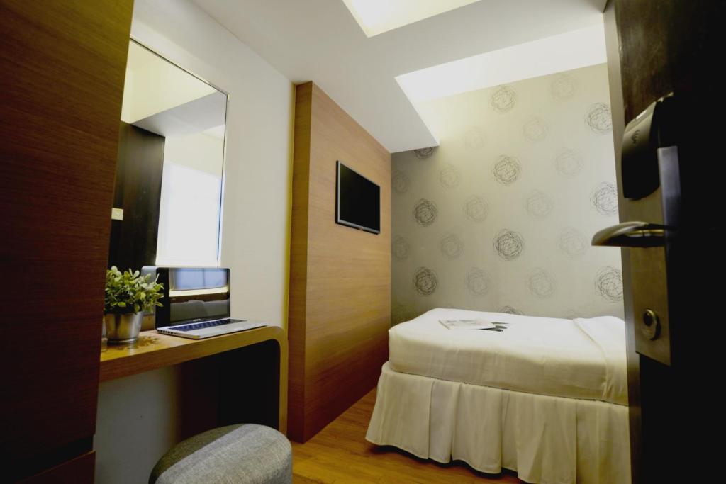Ein Bett oder Betten in einem Zimmer der Unterkunft Bridal Tea House Hotel - Yaumatei