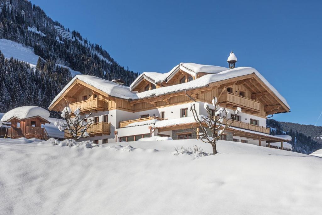 a ski lodge in the snow with snow at Stockhambauer in Kleinarl