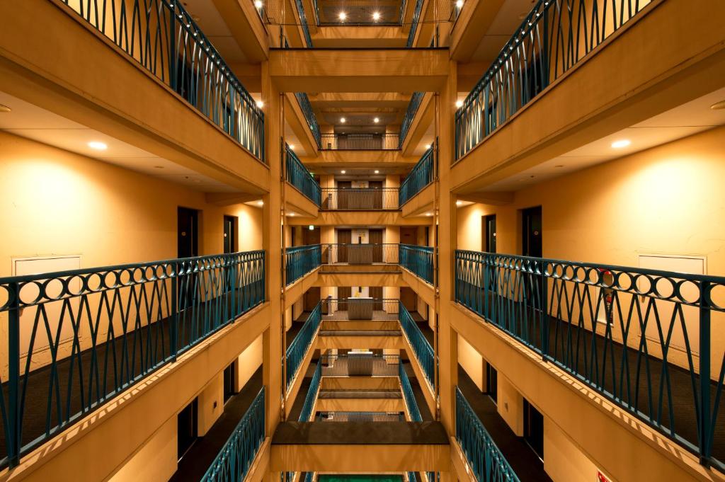 an empty hallway of an office building with balconies at Hotel Villa Fontaine Tokyo-Nihombashi Hakozaki in Tokyo