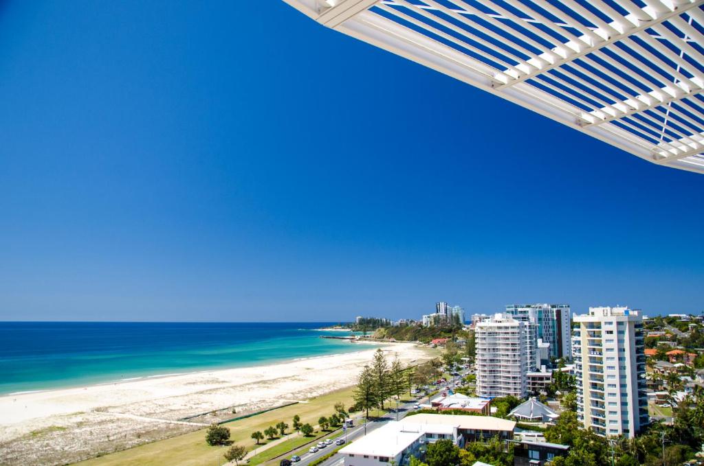 een uitzicht op het strand vanaf de top van een gebouw bij Kirra Surf Apartments in Gold Coast