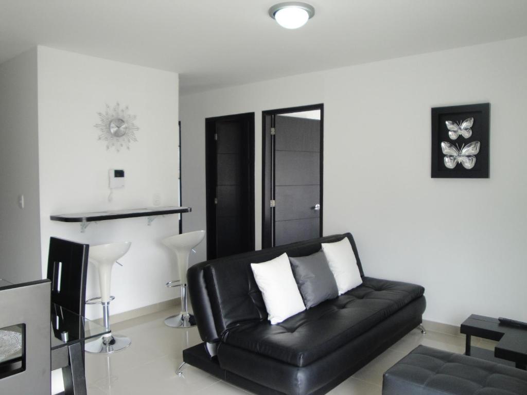 ein schwarzes Ledersofa im Wohnzimmer in der Unterkunft Santa Isabel Centro 401 in Santa Rosa de Cabal
