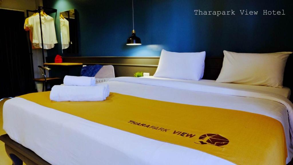 Postel nebo postele na pokoji v ubytování Tharapark View Hotel - SHA Plus
