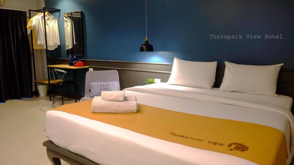 Un pat sau paturi într-o cameră la Tharapark View Hotel - SHA Plus