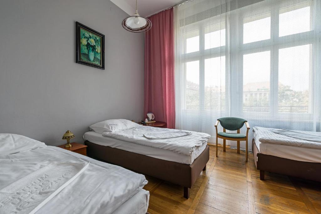 Uma cama ou camas num quarto em Savoy Wrocław