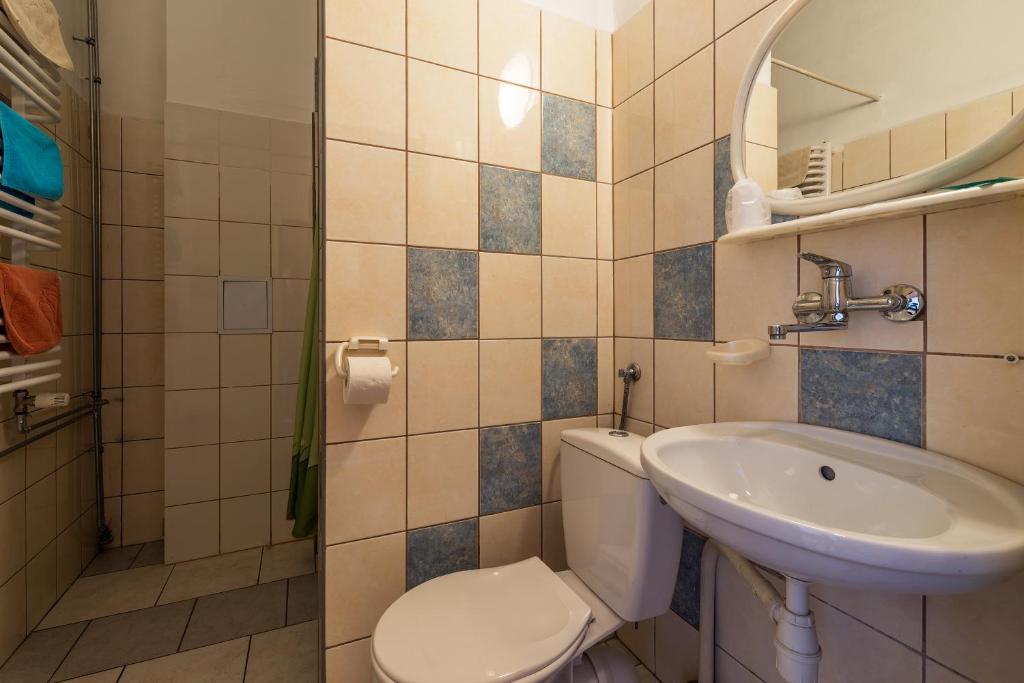 um banheiro com vaso sanitário e pia em Savoy Wrocław em Breslávia