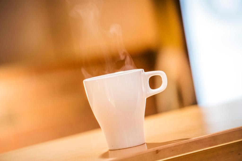 Příslušenství pro přípravu čaje a kávy v ubytování Västerbacken Hotell & Konferens