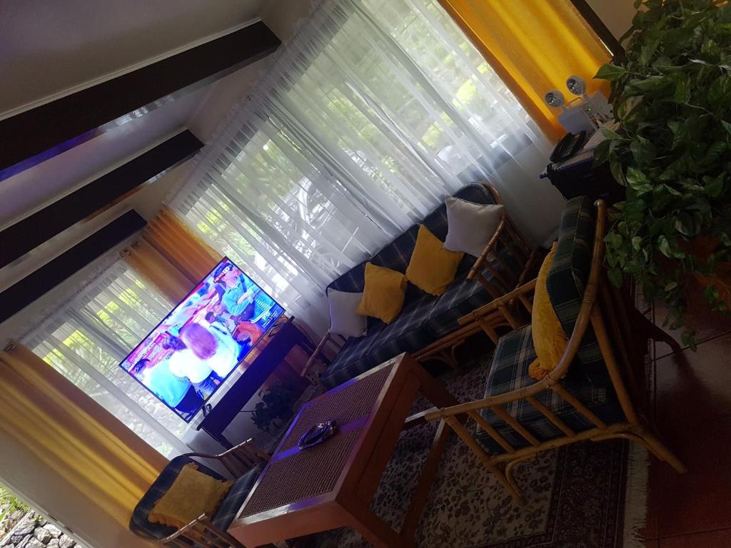 TV a/nebo společenská místnost v ubytování Jabbitos Baguio Transient House BUNGALOW