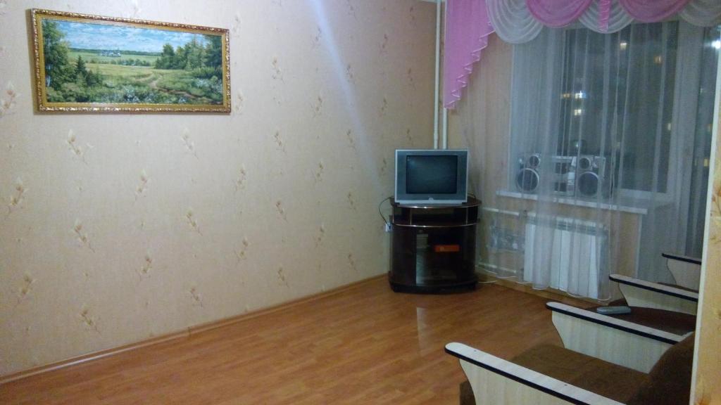 ズラトウーストにあるквартал Молодежный, д.7のテレビ付きの客室