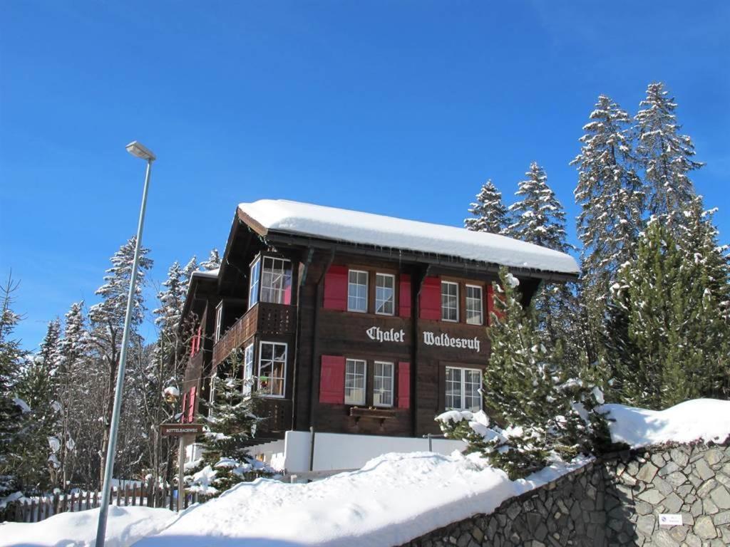 un edificio con nieve encima en Chalet Waldesruh 3 Zimmerwohnung, en Arosa