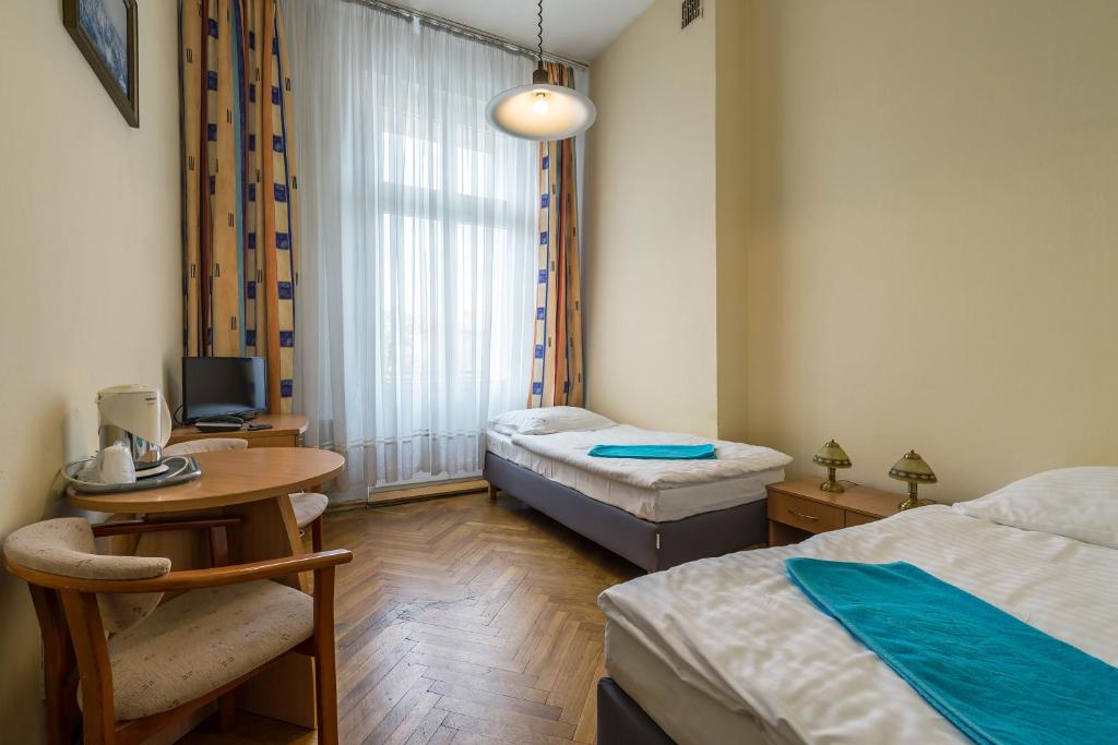 Uma cama ou camas num quarto em Savoy Wrocław
