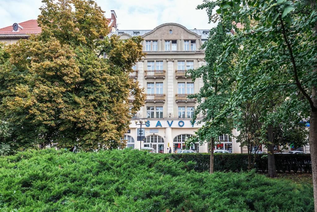 um edifício no meio de um parque com árvores em Savoy Wrocław em Breslávia