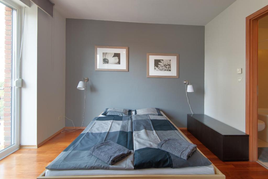 ブダペストにあるLoft Studio Dandár With Free Parkingの壁付きの部屋のベッド1台