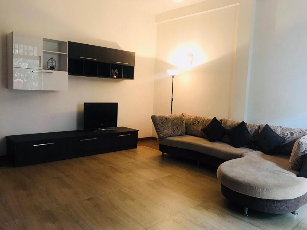 迪克韦勒Villa Fiorita的客厅里有一张沙发和一台电视