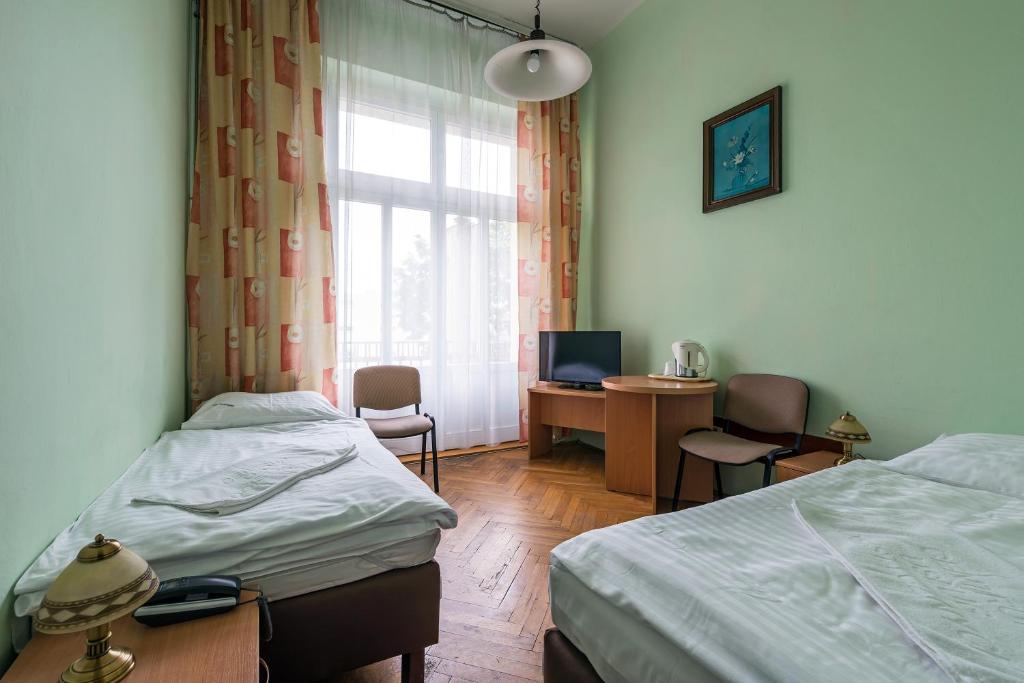 Uma cama ou camas num quarto em Savoy Wrocław