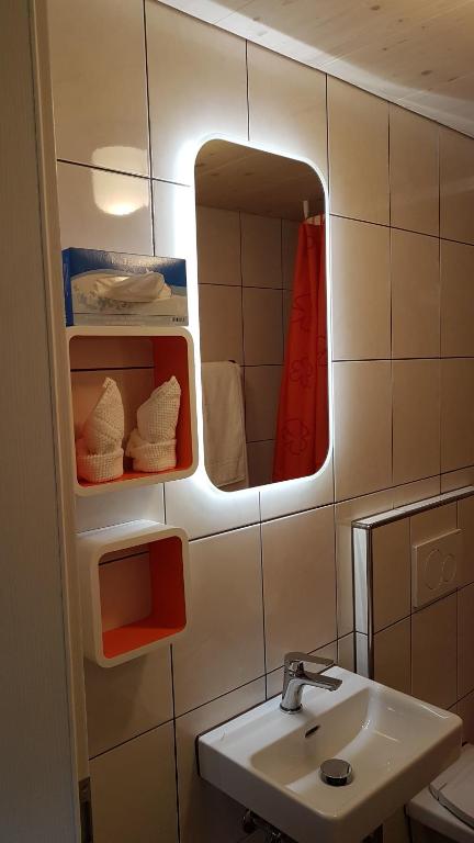 un baño con lavabo y espejo en b&b krättli, en Eggiwil