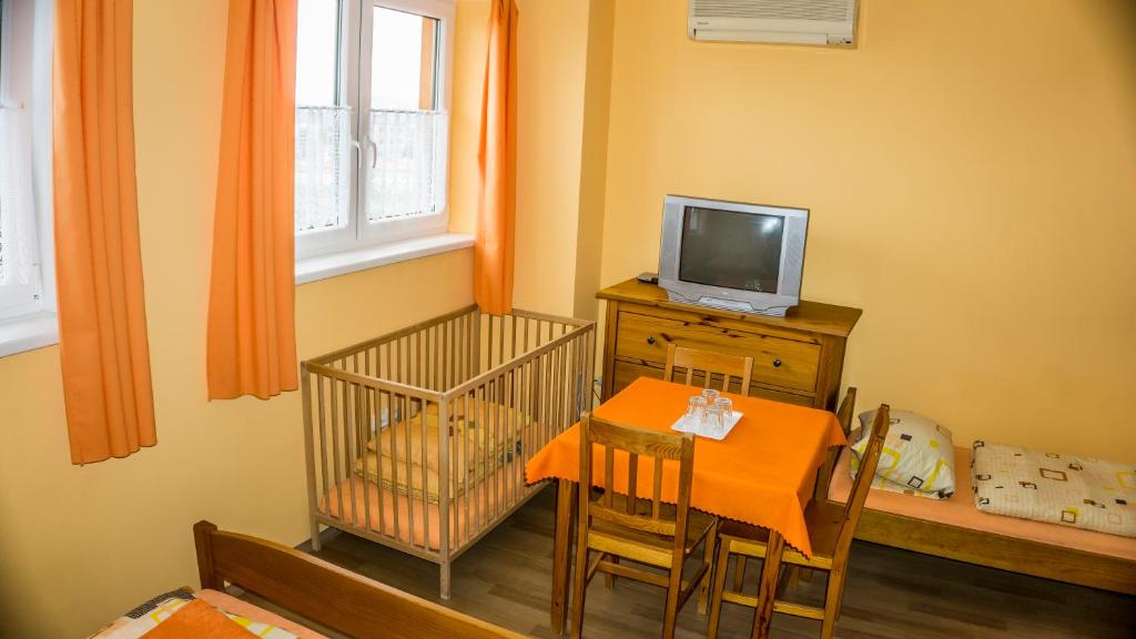 TV a/nebo společenská místnost v ubytování Penzion s restaurací na Furhaple