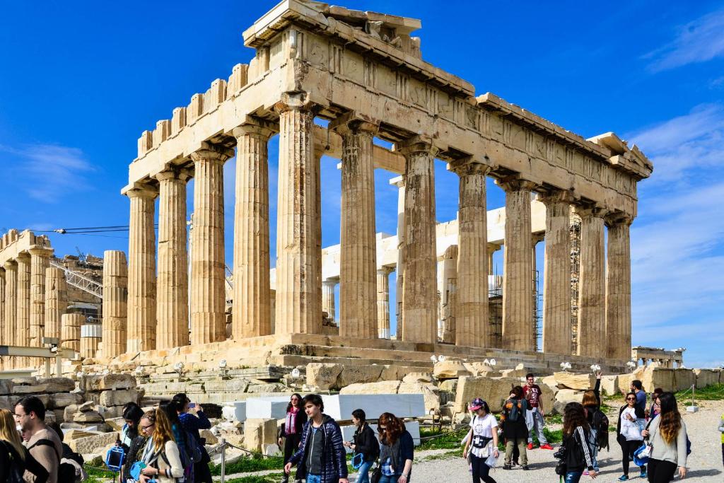 Hostia v ubytovaní Acropolis amazing balcony view 3 minutes walking to the museum