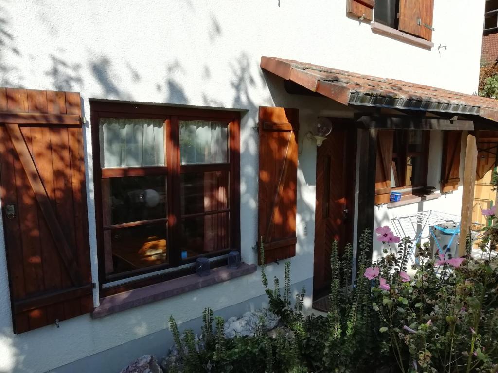 een huis met een raam en een houten luifel bij Alpenblick in Nordschwaben