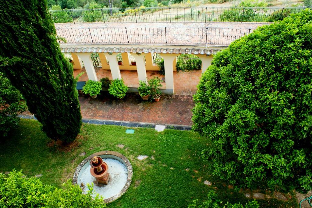Ogród w obiekcie "Alle Montanine" Villa Poggio