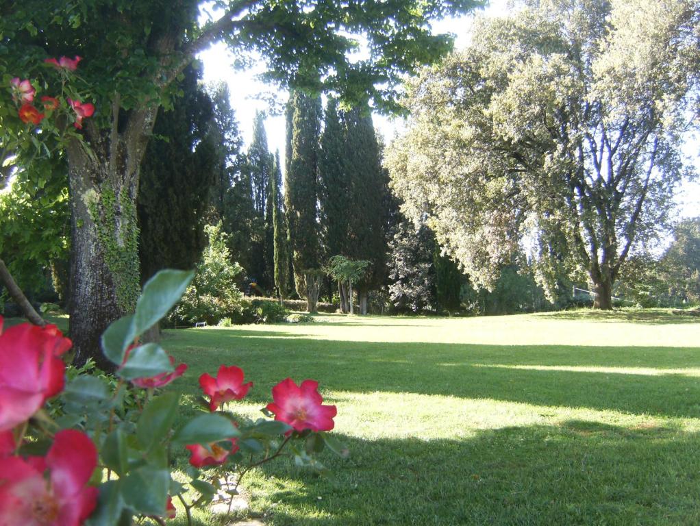 Ogród w obiekcie "Alle Montanine" Villa Poggio