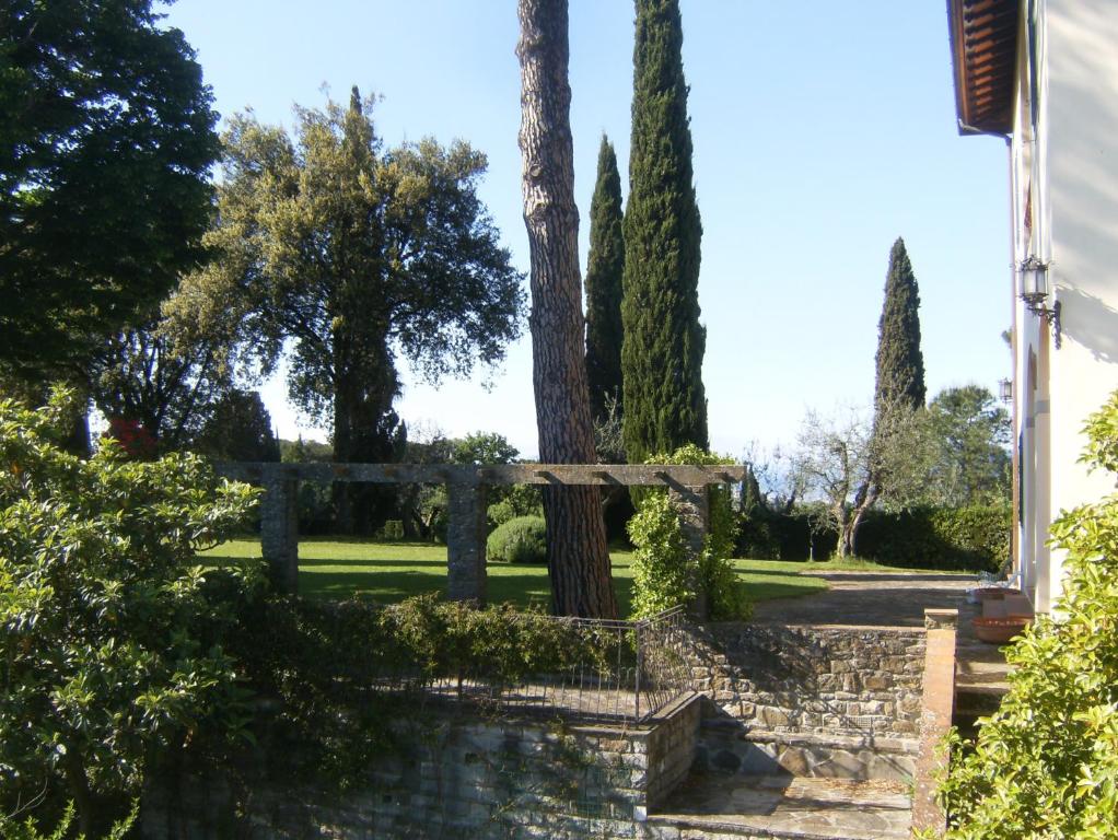 Ogród w obiekcie "Alle Montanine" Villa Poggio