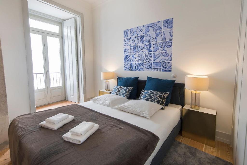 Kama o mga kama sa kuwarto sa LovelyStay - Fancy Apartment in the heart of Lisbon