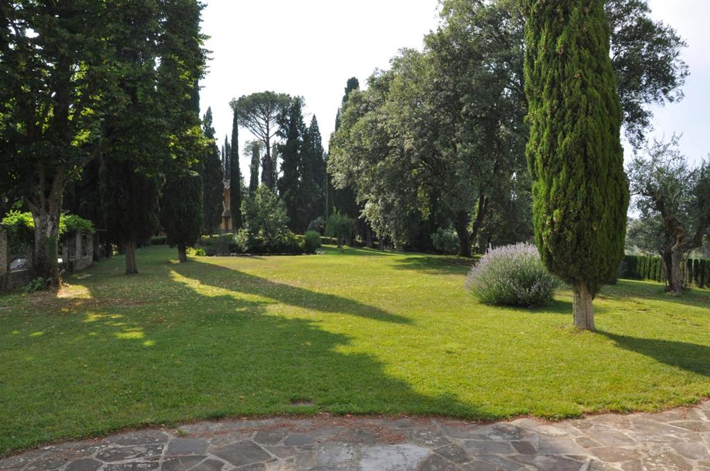 Ogród w obiekcie "Alle Montanine" Villa Poggio