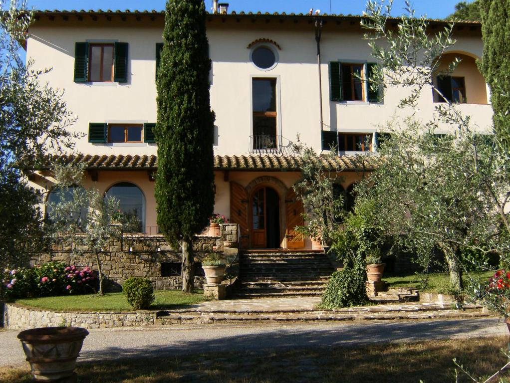 "Alle Montanine" Villa Poggio في إمبرونيتا: منزل في وسط حديقة