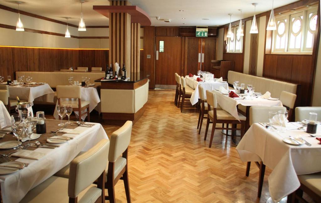 Restoran või mõni muu söögikoht majutusasutuses Hibernian Hotel & Leisure Centre